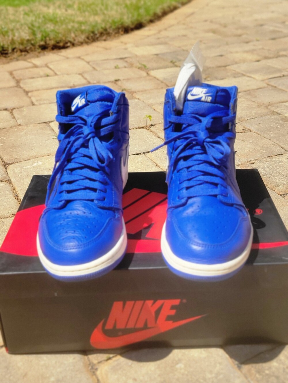 Jordan 1 High OG 'Hyper Royal' - Picture 1 of 8